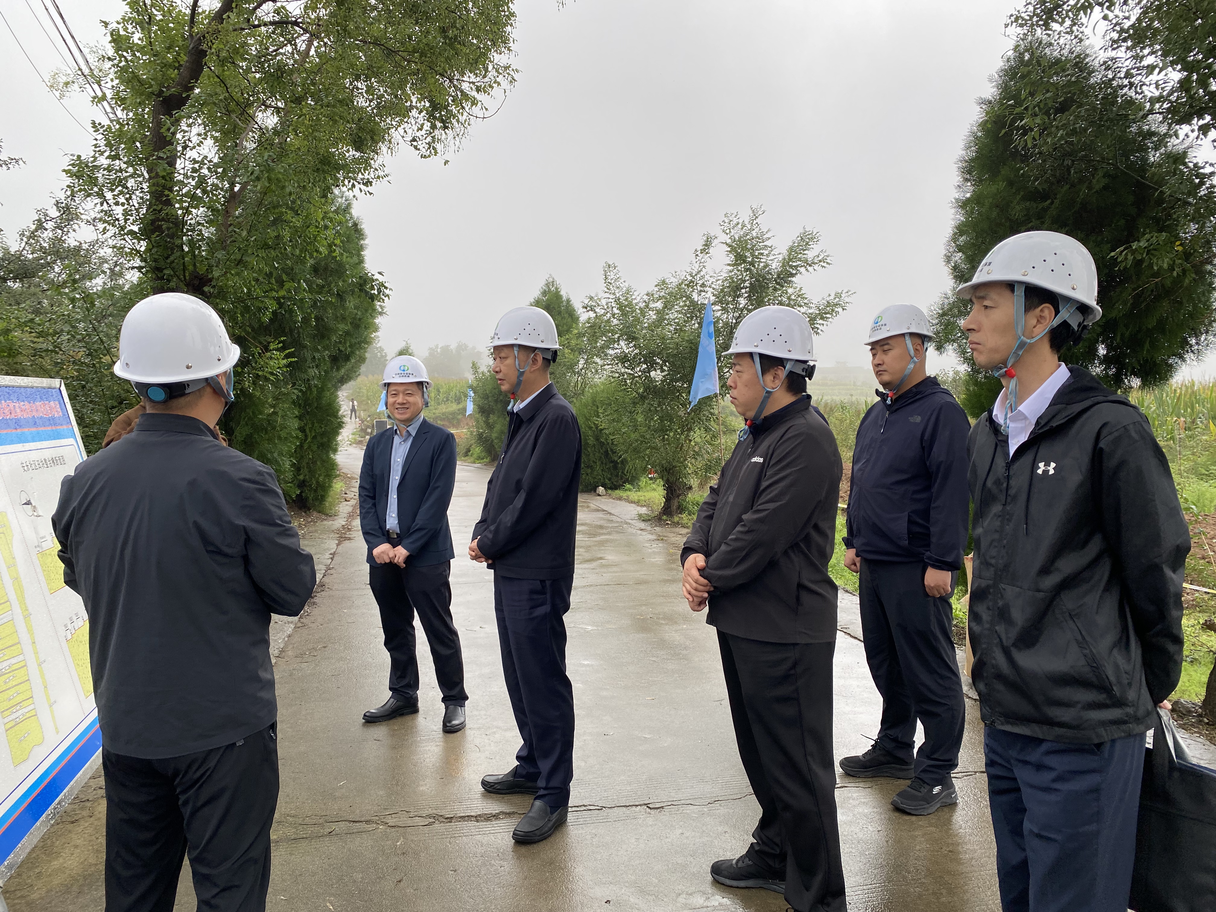 【安全督导·护航】中陕核集团副总经理岳荣昌赴生态公司潼关高标准农田建设项目开展节前安全检查暨帮扶指导工作(图1) 微信图片_20250928112953_90_438.jpg