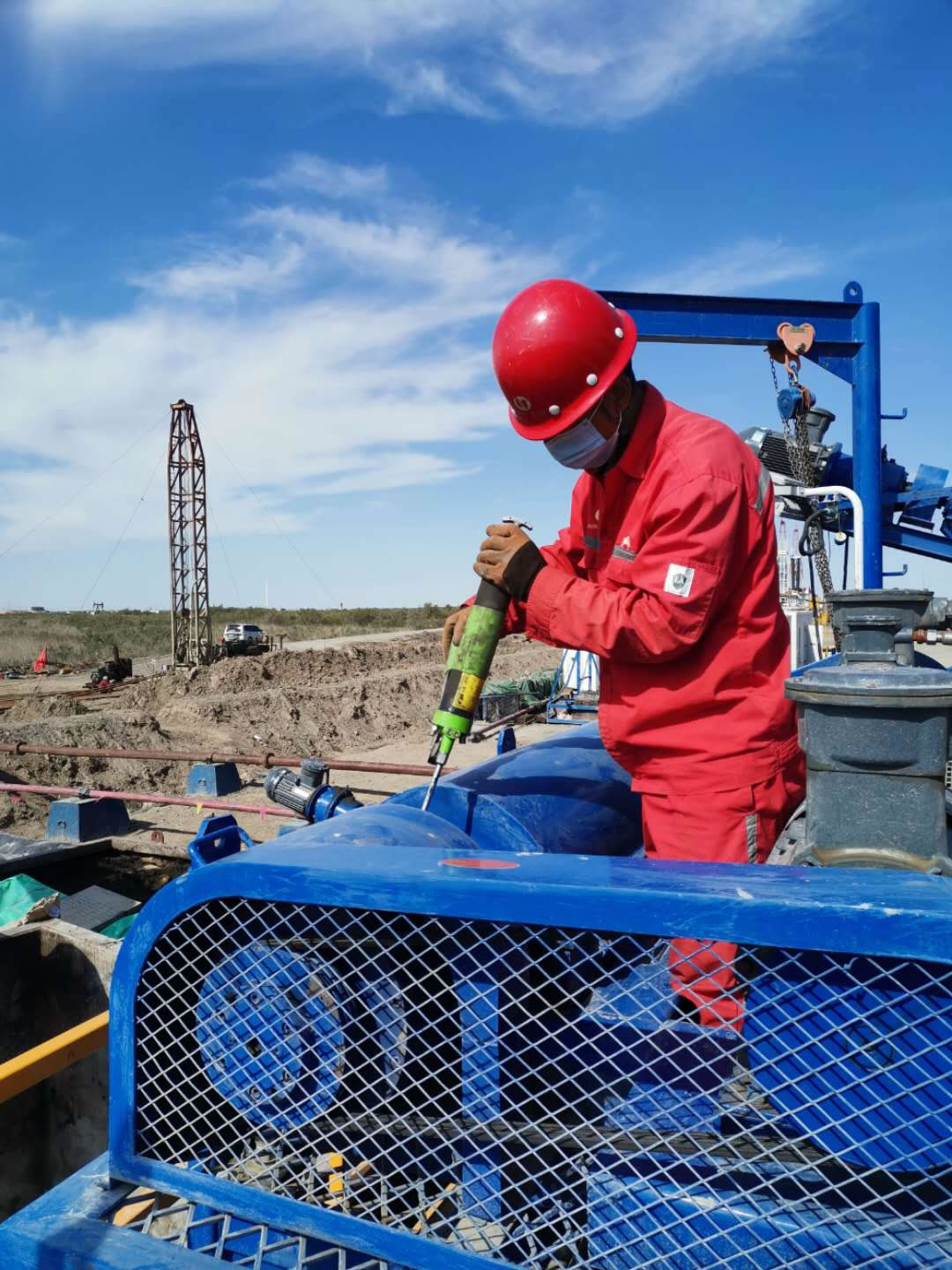 新疆油基泥浆不落地项目员工认真工作照片29.jpg